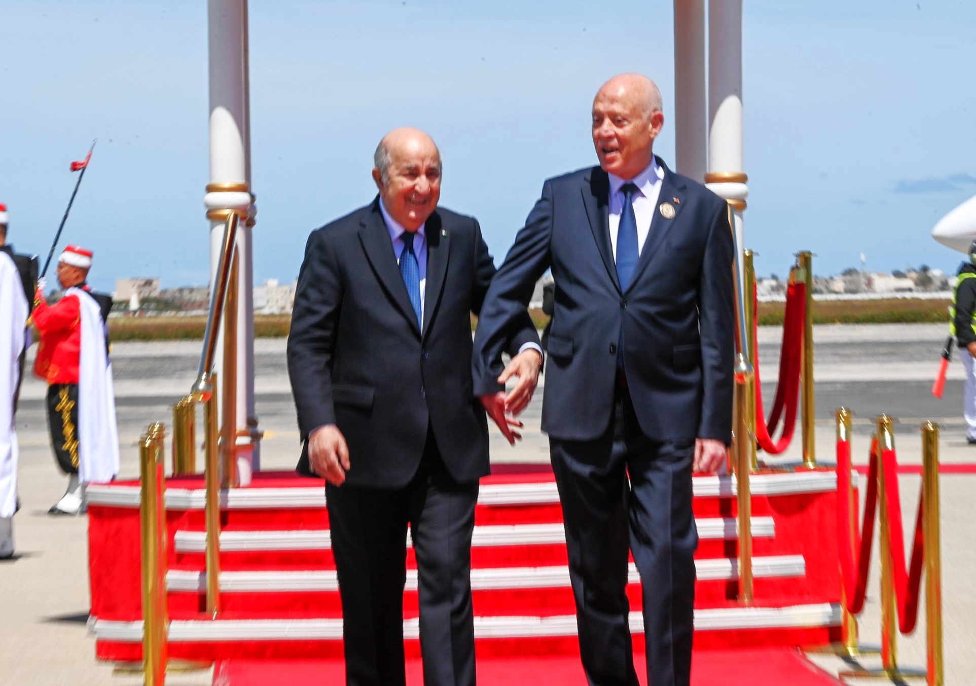 الرئيس الجزائري يؤكد دعم بلاده لتونس : “تونس لن تسقط…”  (فيديو)