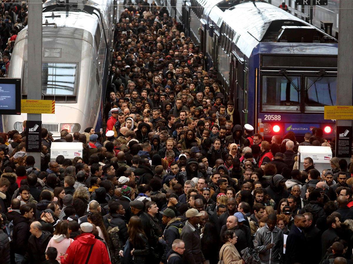 فوضى مفاجئة في باريس تعطل انطلاق احتفالات اللأولمبية :من وراء شل شبكة سكك الحديد ؟ (فيديو)
